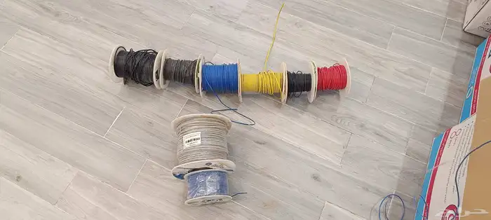 اسلاك كهربائيه لفتين كاملات الباقي ناقص منه 2