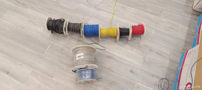 اسلاك كهربائيه لفتين كاملات الباقي ناقص منه 0