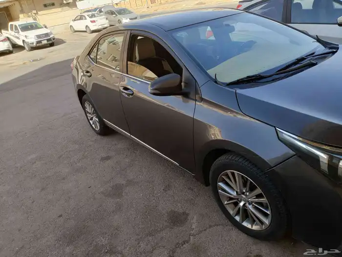 تويوتا كورولا بحال الوكالة للبيع او للبدل على سيارة عائلية 2