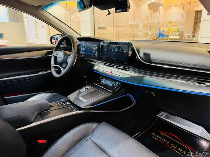 ازيرا 2022 V6 فل كامل نظيف جدا 12