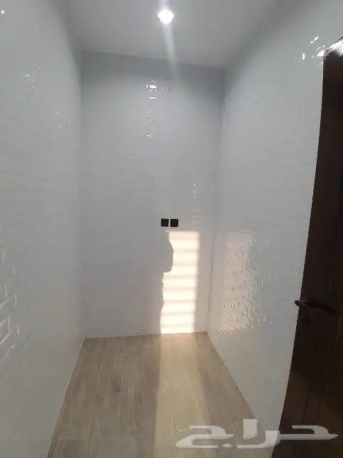 للبيع روف علوي مع ملحق تشطيب راقي خلف حديقة المليون بالمحاله 13