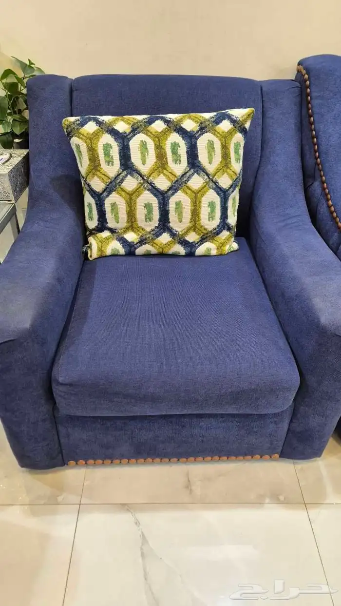 طقم كنب مع ستاره بحاله جيده مكون من 3 ثلاثي و5 مفرد و1ستاره 1