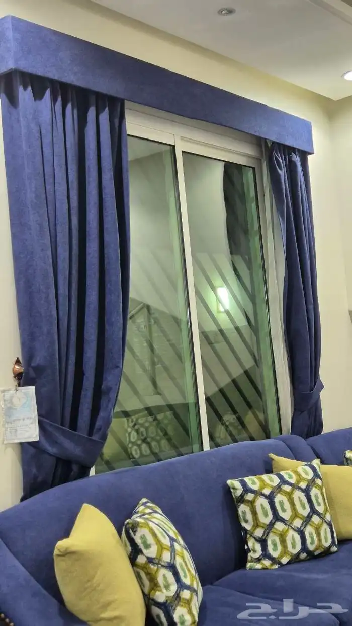 طقم كنب مع ستاره بحاله جيده مكون من 3 ثلاثي و5 مفرد و1ستاره 3