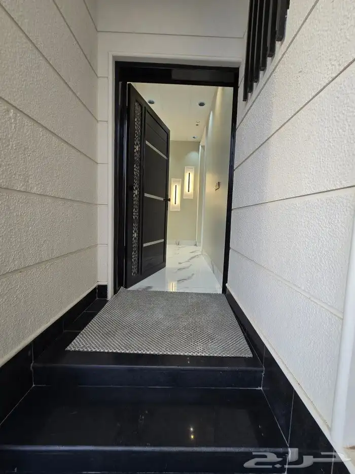 للبيع روف ارضي مع ملحق حوش ومدخل سياره تشطيبVIPطريق الثمانين 6