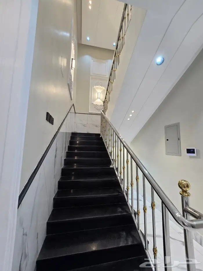 للبيع روف ارضي مع ملحق حوش ومدخل سياره تشطيبVIPطريق الثمانين 21