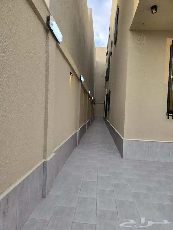 للبيع روف ارضي مع ملحق حوش ومدخل سياره تشطيبVIPطريق الثمانين 4