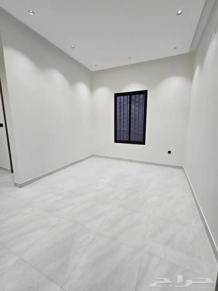 للبيع روف علوى مع ملحق مدخل مستقل حوش مدخل سيارةأبها المحالة 22