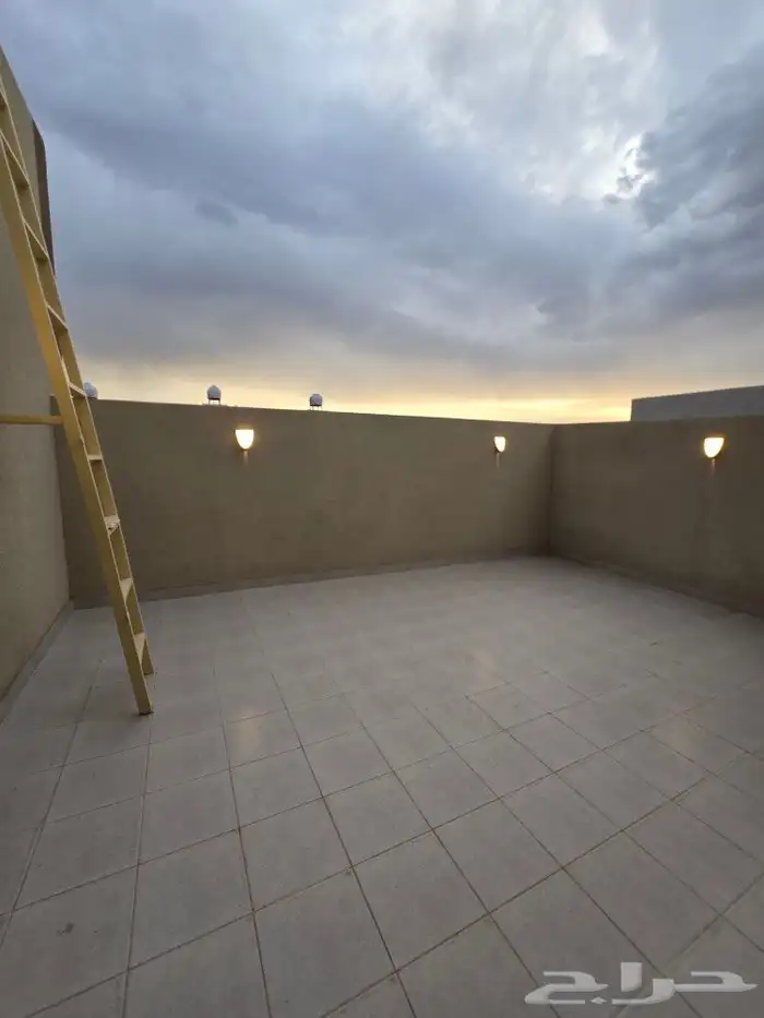 للبيع روف علوى مع ملحق مدخل مستقل حوش مدخل سيارةأبها المحالة 28