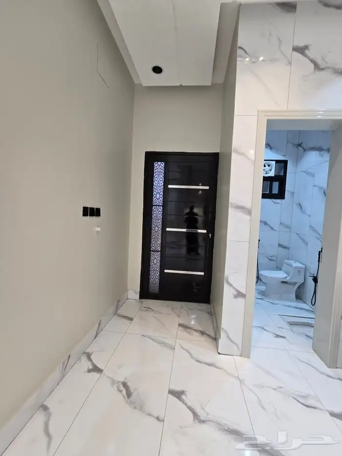 للبيع روف ارضي مع ملحق حوش ومدخل سياره تشطيبVIPطريق الثمانين 17