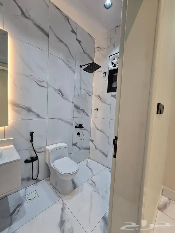 للبيع روف ارضي مع ملحق حوش ومدخل سياره تشطيبVIPطريق الثمانين 20