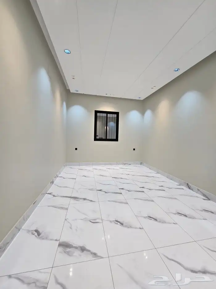 للبيع روف ارضي مع ملحق حوش ومدخل سياره تشطيبVIPطريق الثمانين 10