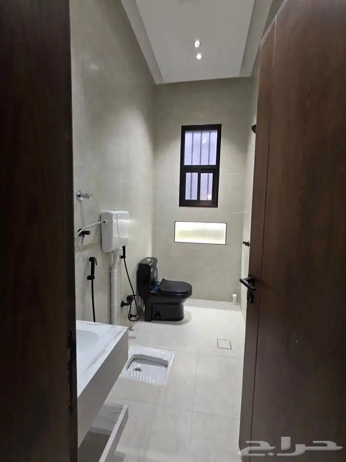 للبيع روف علوى مع ملحق مدخل مستقل حوش مدخل سيارةأبها المحالة 25