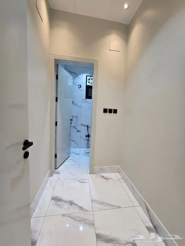 للبيع روف ارضي مع ملحق حوش ومدخل سياره تشطيبVIPطريق الثمانين 27