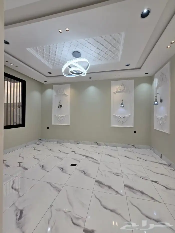 للبيع روف ارضي مع ملحق حوش ومدخل سياره تشطيبVIPطريق الثمانين 8