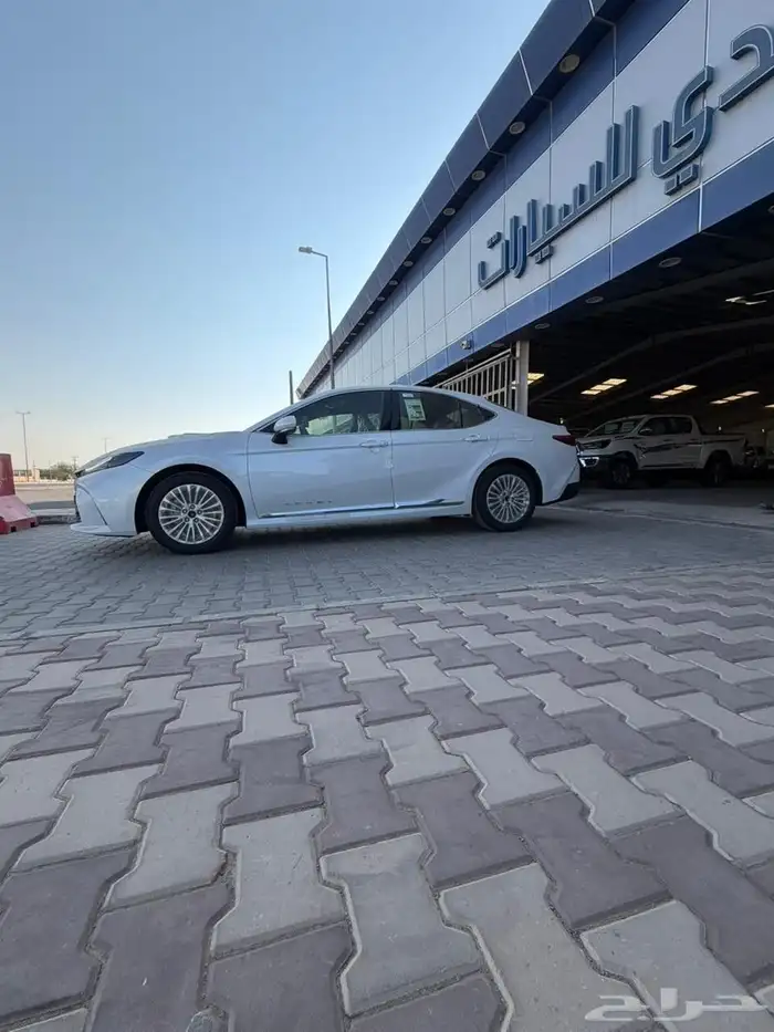 تويتا كامري LE بنزين موديل 2025 سعودي 3