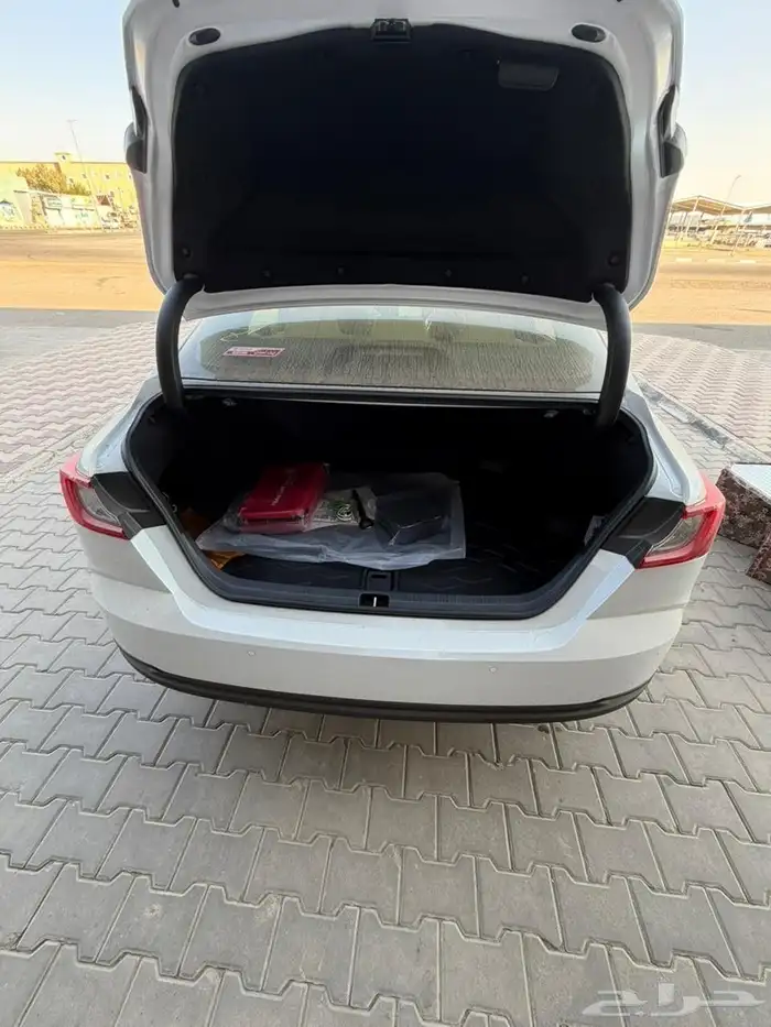 تويتا كامري LE بنزين موديل 2025 سعودي 9