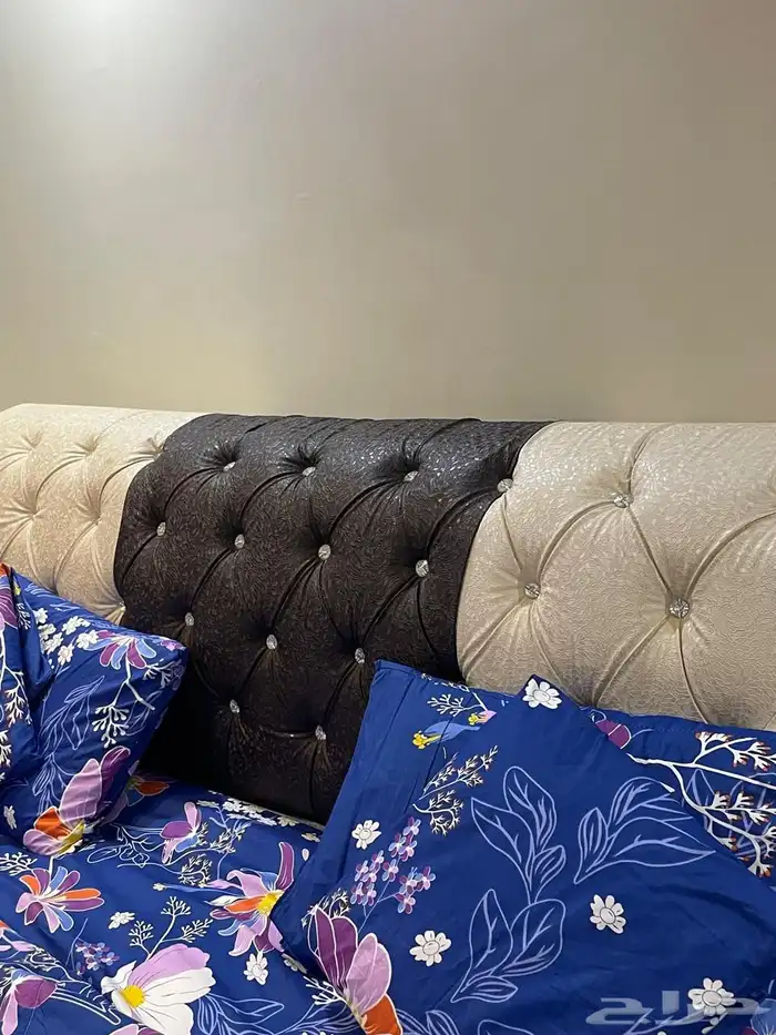 تاج سرير نفرين فخم - تنجيد كابتونيه مميزة (بيج وأسود) 3