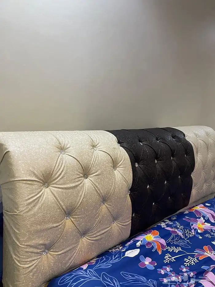 تاج سرير نفرين فخم - تنجيد كابتونيه مميزة (بيج وأسود) 2