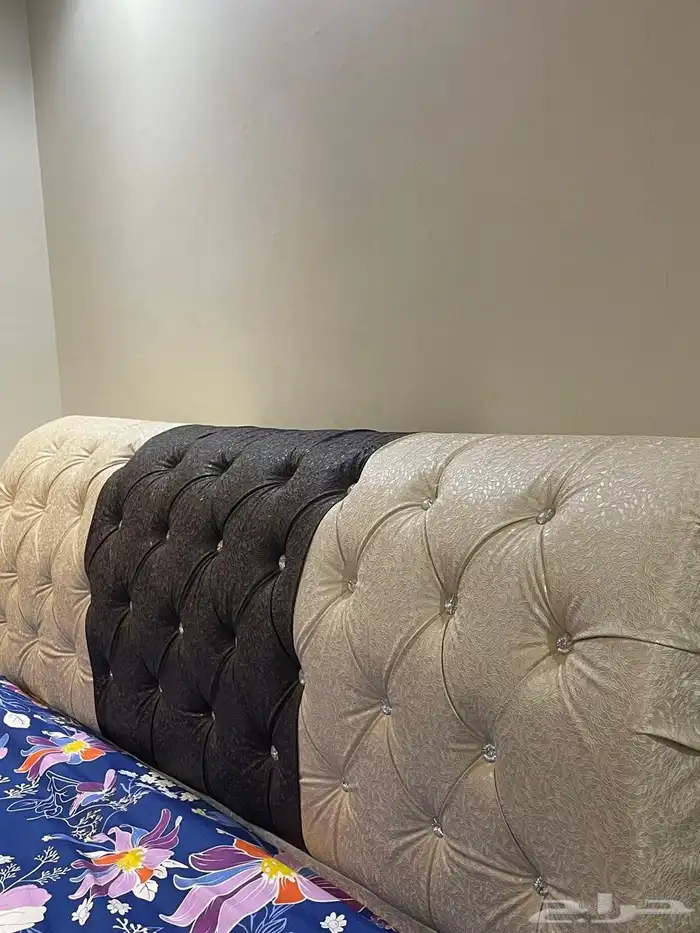 تاج سرير نفرين فخم - تنجيد كابتونيه مميزة (بيج وأسود) 1