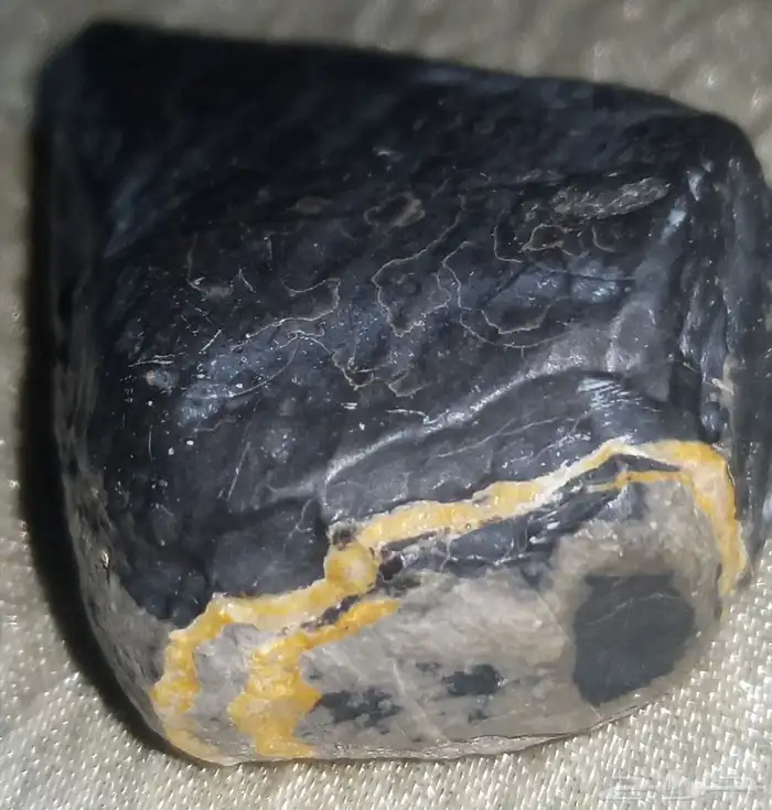black stone in the shape of a spearhead..شكل رأس رمح 3