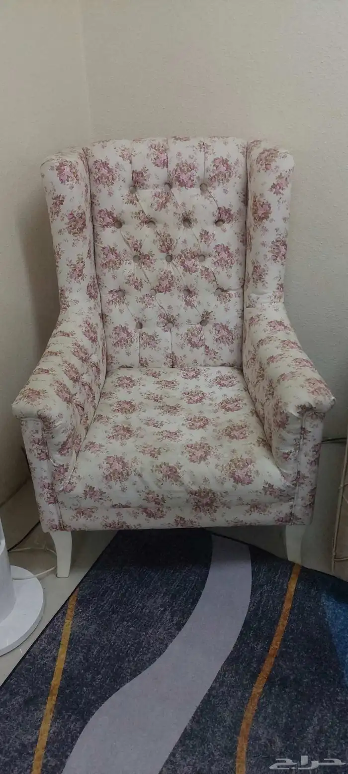 للبيع 3 مكيفات بحالة جيدة وكنبة 3 أشخاص وكرسي شخص واحد للبيع 1