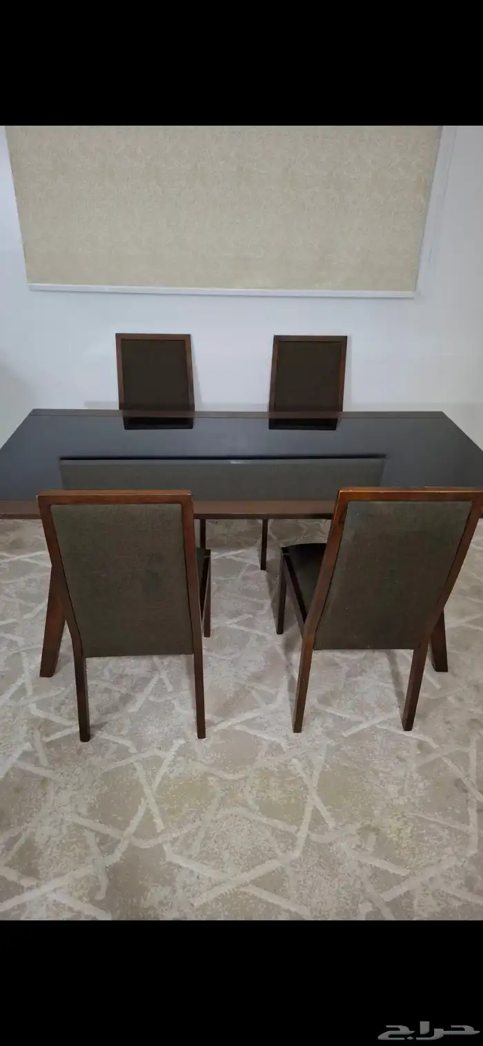 طاولة طعام وأربع كراسي 0