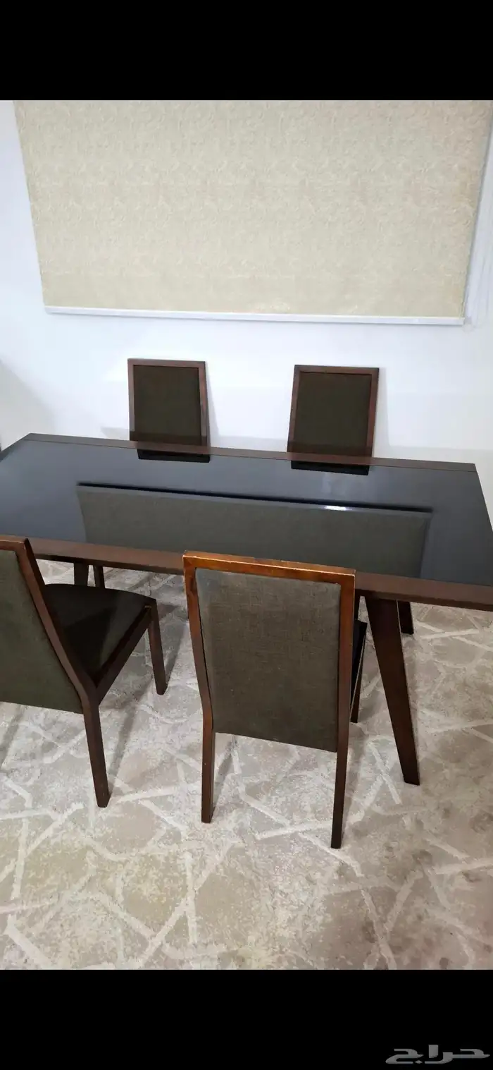 طاولة طعام وأربع كراسي 1