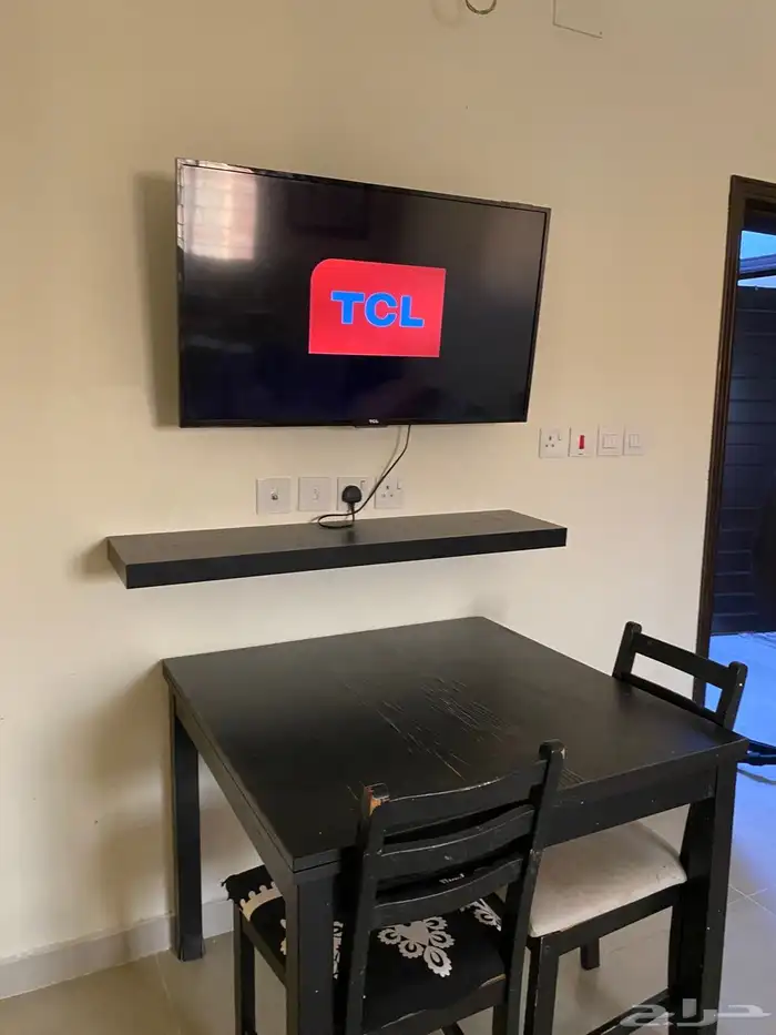 تلفزيون وطاوله طعام 0