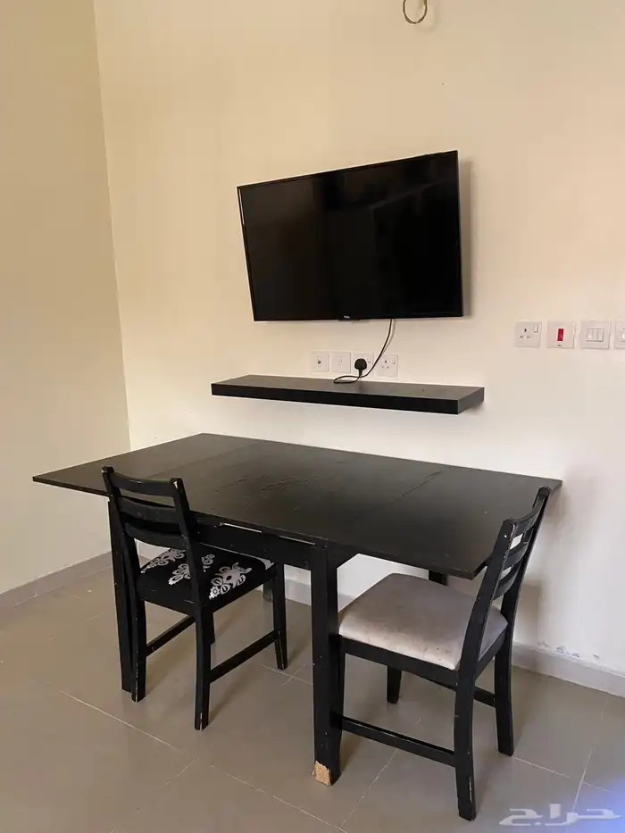 تلفزيون وطاوله طعام 1