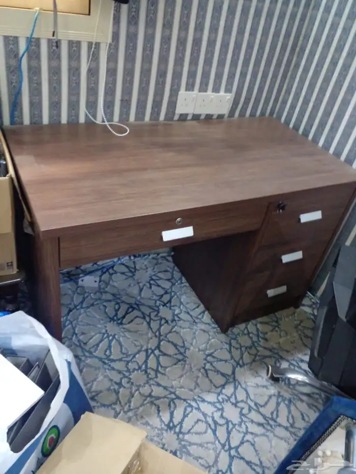 طاولة مكتب بكراسيها حبتين مستعمل نظيف 0