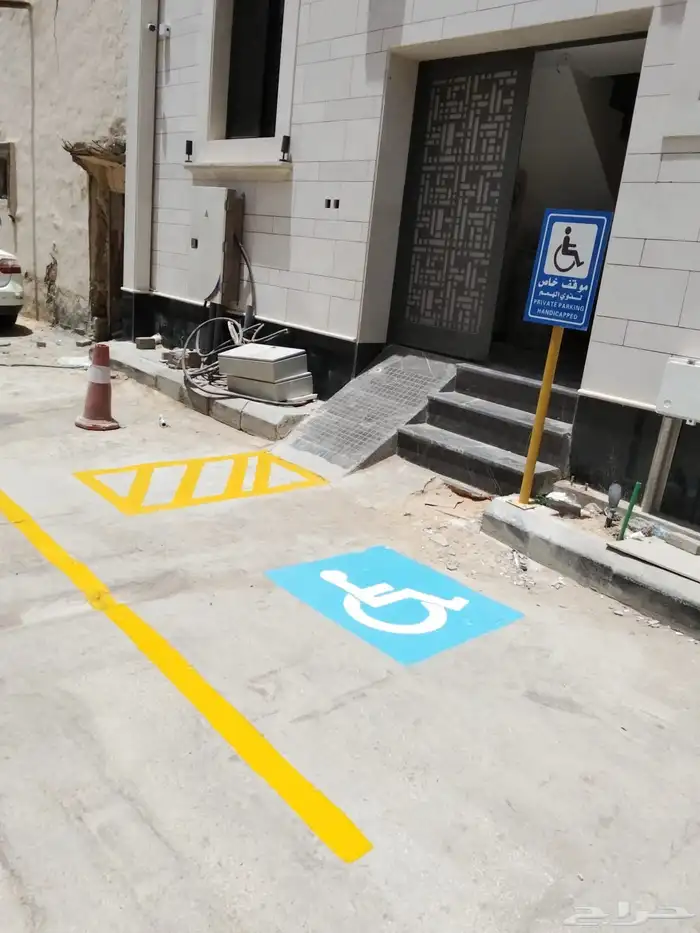 تخطيط مواقف السيارات مع رسم موقف ذوي الاحتياجات الخاصة 0