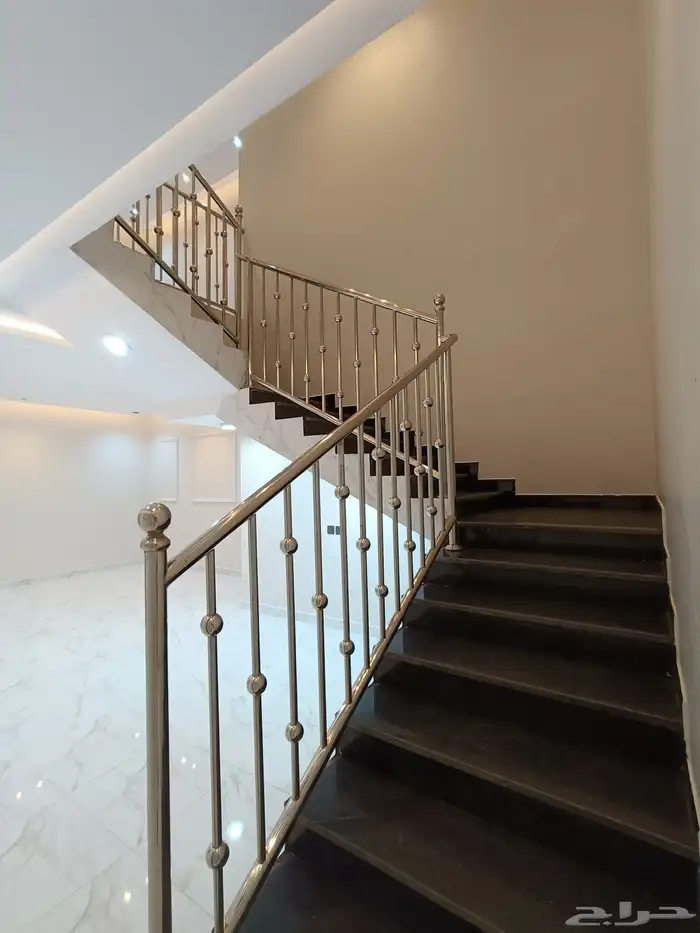 للبيع روف علويه 5 غرف نوم  ومدخل سياره بحوش وشقق أرضيه 13