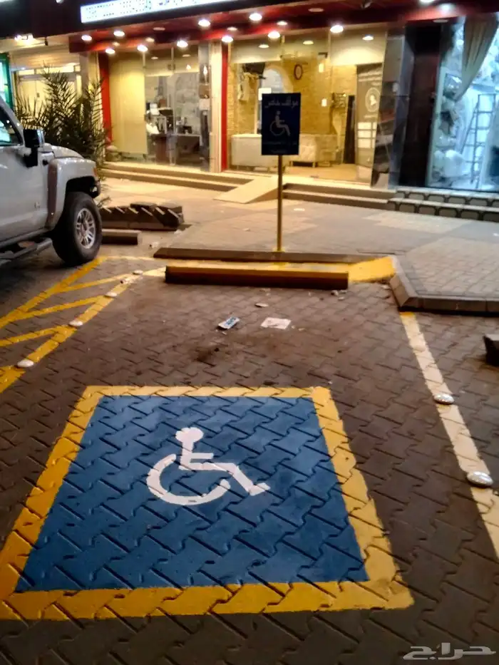 تخطيط مواقف السيارات مع رسم موقف ذوي الاحتياجات الخاصة 2