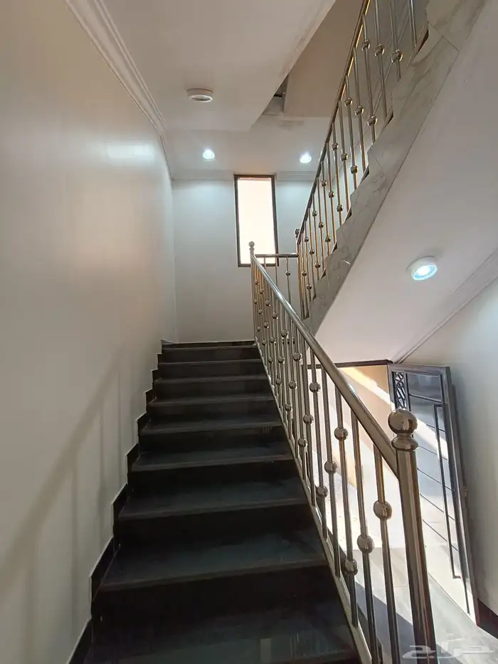 للبيع روف علويه 5 غرف نوم  ومدخل سياره بحوش وشقق أرضيه 4