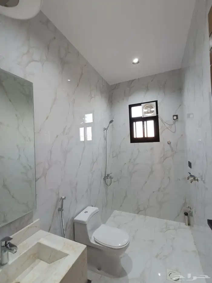 للبيع روف علويه 5 غرف نوم  ومدخل سياره بحوش وشقق أرضيه 20