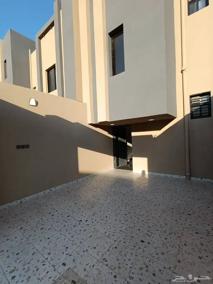 للبيع روف علويه 5 غرف نوم  ومدخل سياره بحوش وشقق أرضيه 2