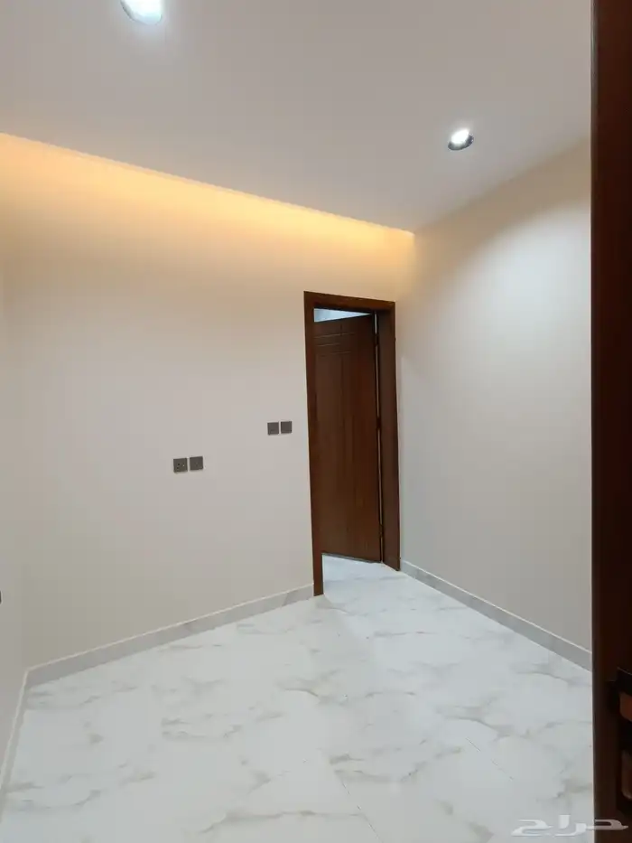 للبيع روف علويه 5 غرف نوم  ومدخل سياره بحوش وشقق أرضيه 25