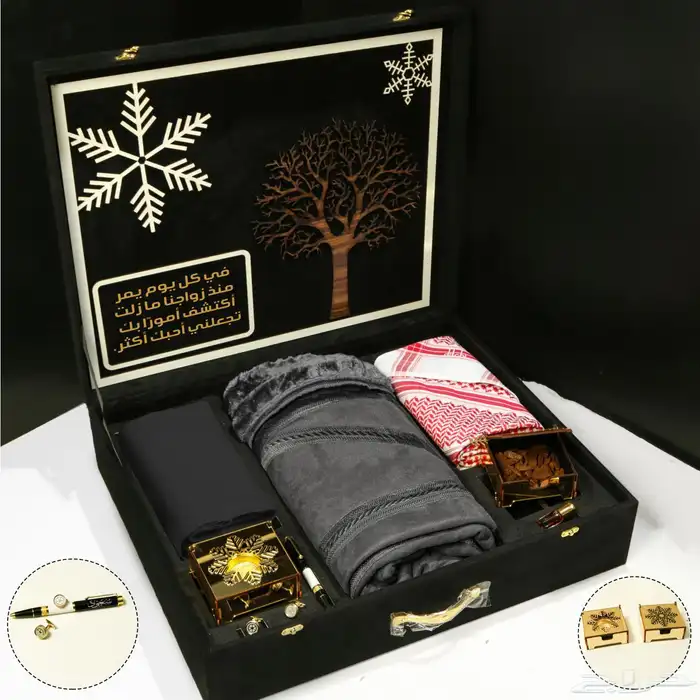 يظهر في الصورة صندوق هدايا فاخر باللون الأسود م صمم كبوكس ش 0