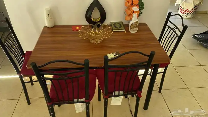 طاولة وكراسي 0
