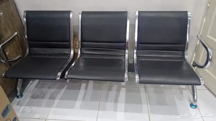 هذا كرسي انتظار بثلاثة مقاعد  وهو مصمم للاستخدام في الأماكن 0