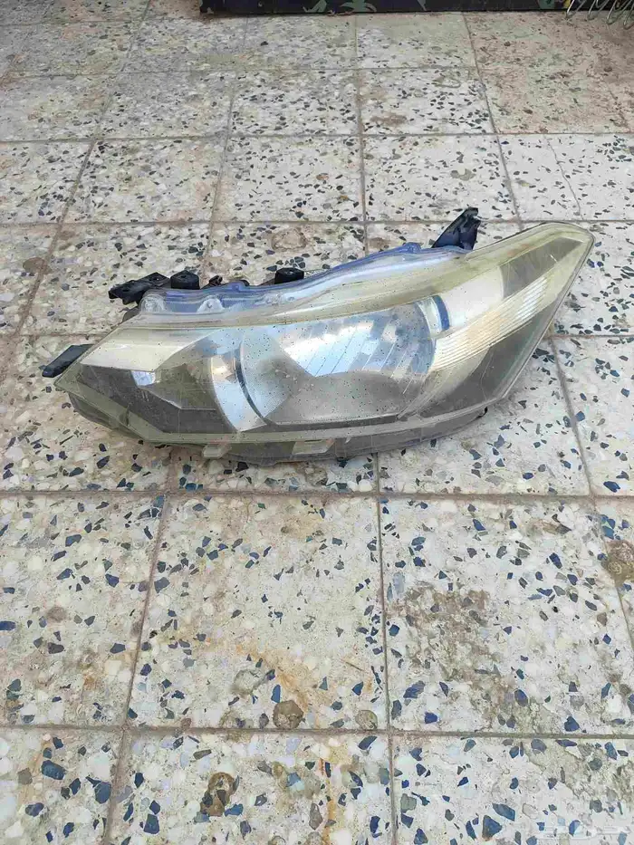 شمعة يارس 2014 وفوق يسار تايلاند L 11