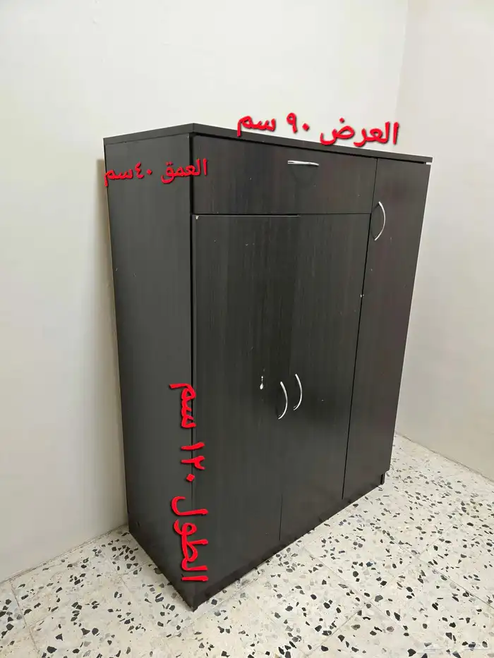 دولاب بثلاث أبواب خشب مضغوط بحالة جيدة جدا لون بني غامق 0