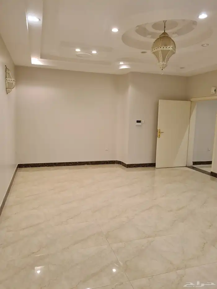 للإيجار شقه واسعه في حي الزمرد قريب من الملك سعود 0