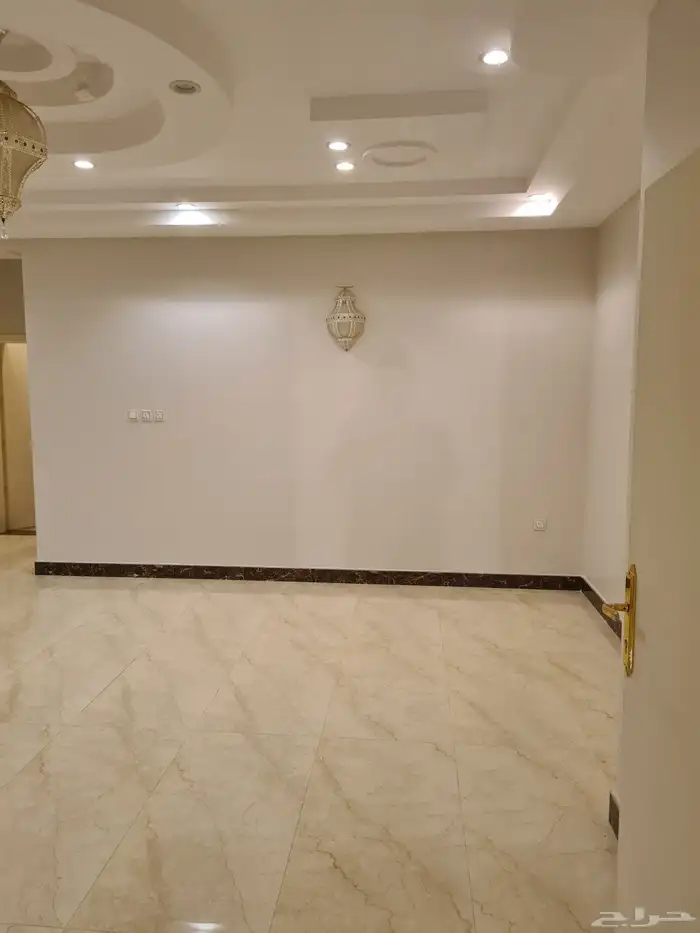 للإيجار شقه واسعه في حي الزمرد قريب من الملك سعود 6