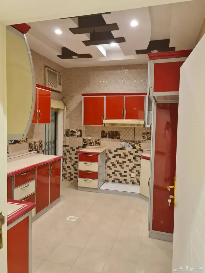 للإيجار شقه واسعه في حي الزمرد قريب من الملك سعود 5