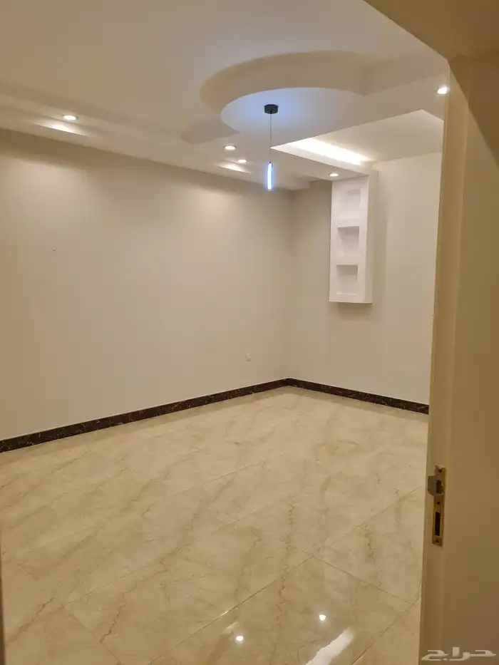 للإيجار شقه واسعه في حي الزمرد قريب من الملك سعود 2