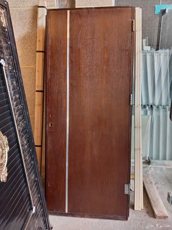 عندنا ابواب خشب مستخدمه وابواب حديد والمنيوم جديده للبيعه 0