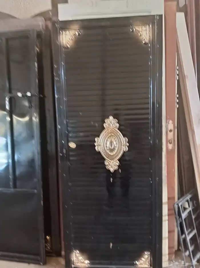 عندنا ابواب خشب مستخدمه وابواب حديد والمنيوم جديده للبيعه 8