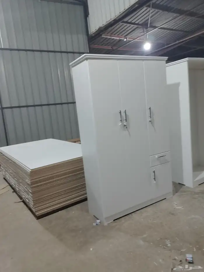 خزانة ملابس وطني جديده ثلاثة وبابين خشب مضغوط وقوي جدا  بسعر 1