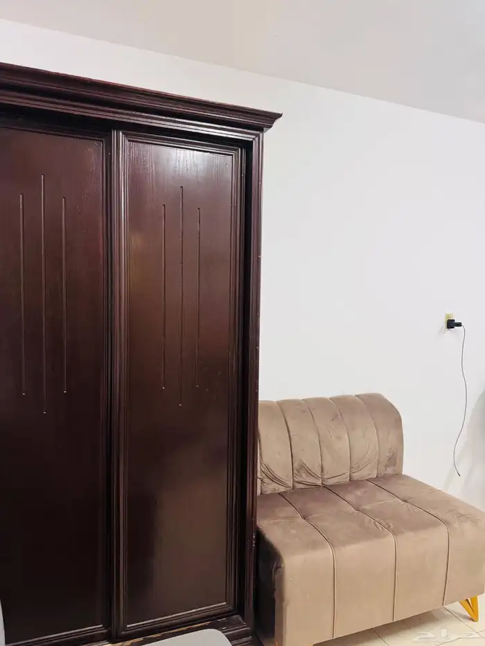 Fullsize bed without mattress cupboard and dressing table 4